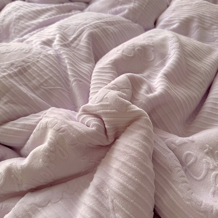 91家纺网 家纺一手货源 找家纺 捌月 2025新款奶油风法式大花边雕花牛奶绒四件套 小确幸-绝绝紫