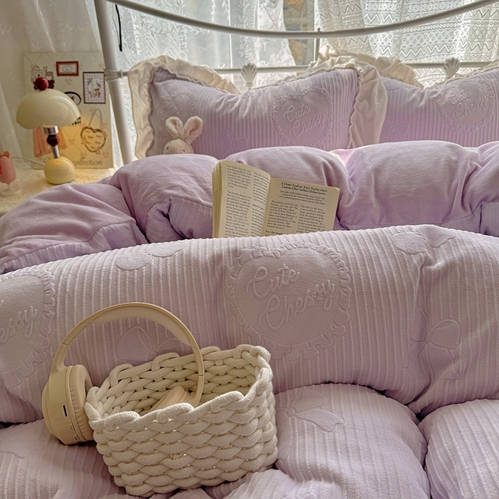 91家纺网 家纺一手货源 找家纺 捌月 2025新款奶油风法式大花边雕花牛奶绒四件套 小确幸-绝绝紫