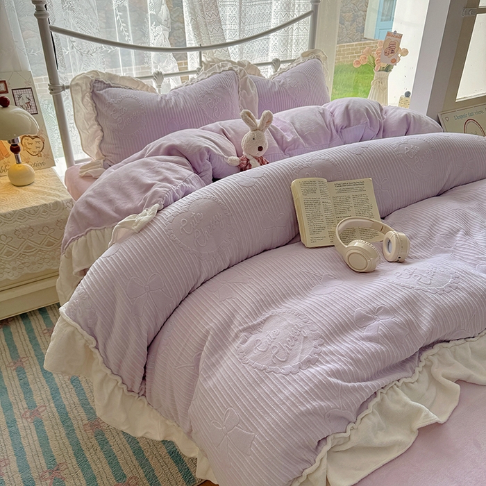 91家纺网 家纺一手货源 找家纺 捌月 2025新款奶油风法式大花边雕花牛奶绒四件套 小确幸-绝绝紫