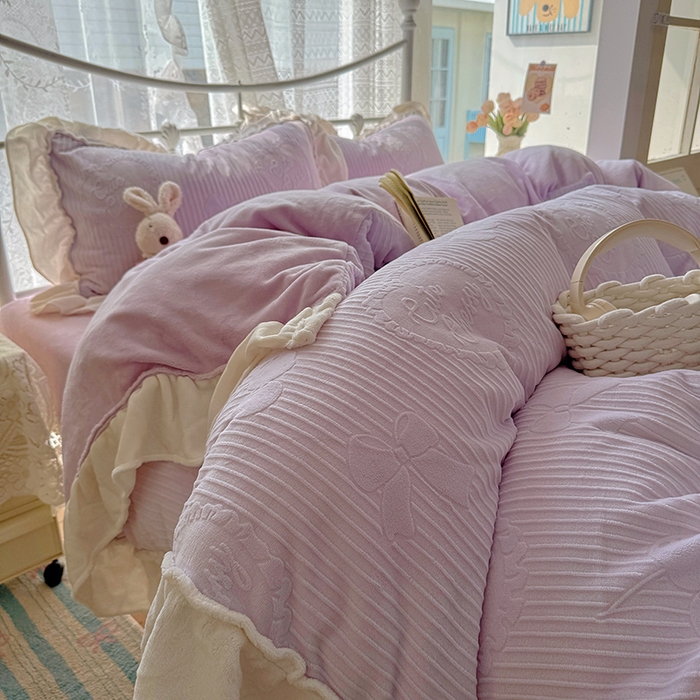 91家纺网 家纺一手货源 找家纺 捌月 2025新款奶油风法式大花边雕花牛奶绒四件套 小确幸-绝绝紫