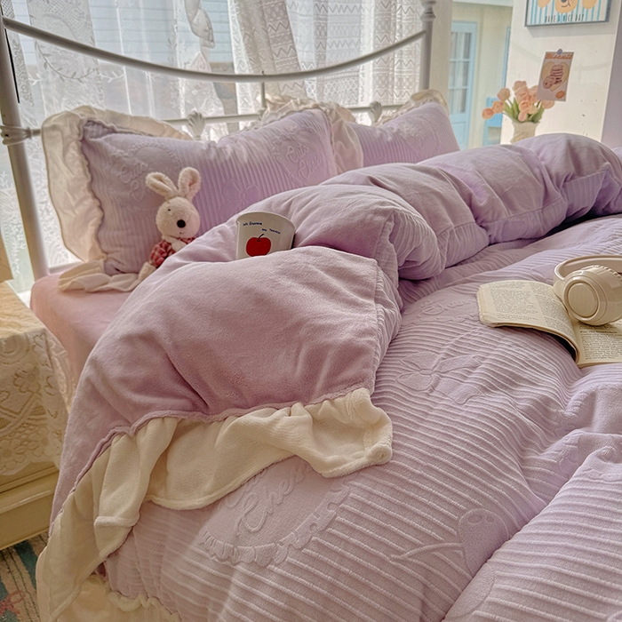 91家纺网 家纺一手货源 找家纺 捌月 2025新款奶油风法式大花边雕花牛奶绒四件套 小确幸-绝绝紫