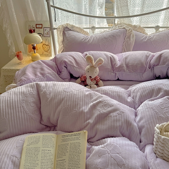 91家纺网 家纺一手货源 找家纺 捌月 2025新款奶油风法式大花边雕花牛奶绒四件套 小确幸-绝绝紫