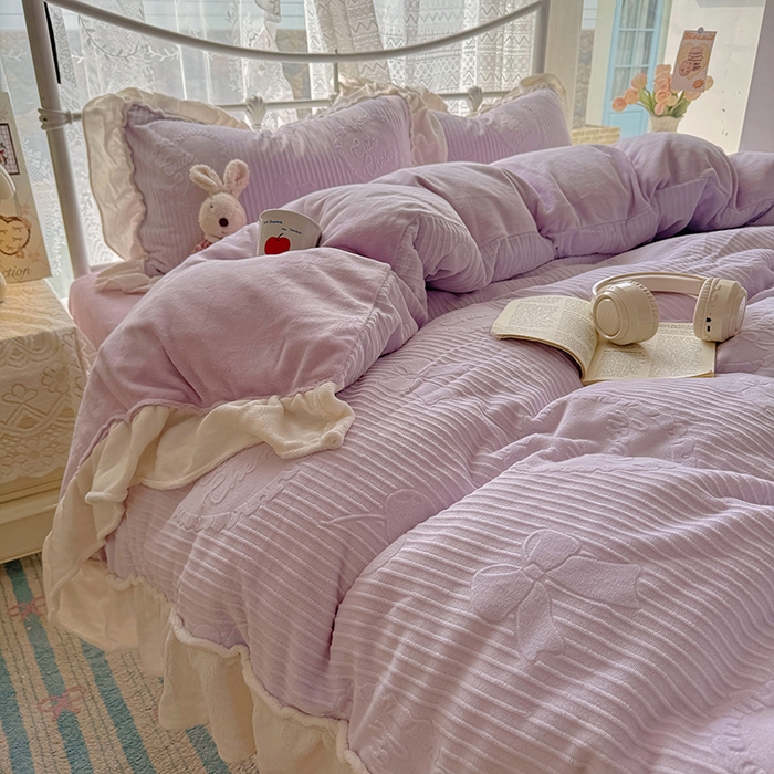 91家纺网 家纺一手货源 找家纺 捌月 2025新款奶油风法式大花边雕花牛奶绒四件套 小确幸-绝绝紫