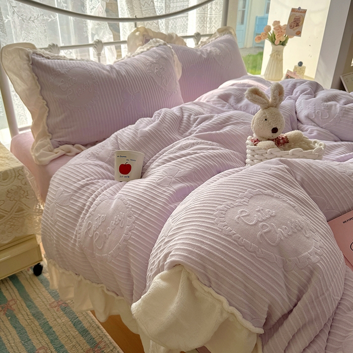 91家纺网 家纺一手货源 找家纺 捌月 2025新款奶油风法式大花边雕花牛奶绒四件套 小确幸-绝绝紫