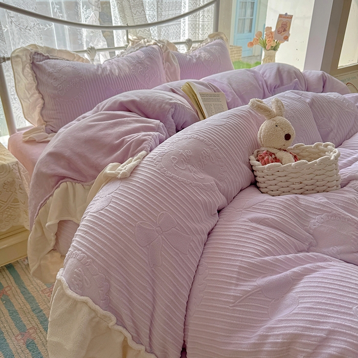 91家纺网 家纺一手货源 找家纺 捌月 2025新款奶油风法式大花边雕花牛奶绒四件套 小确幸-绝绝紫