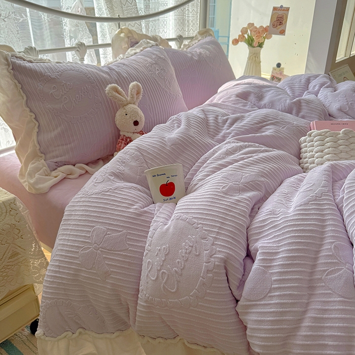 91家纺网 家纺一手货源 找家纺 捌月 2025新款奶油风法式大花边雕花牛奶绒四件套 小确幸-绝绝紫