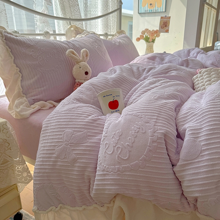 91家纺网 家纺一手货源 找家纺 捌月 2025新款奶油风法式大花边雕花牛奶绒四件套 小确幸-绝绝紫