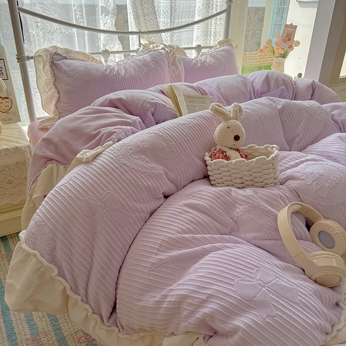 91家纺网 家纺一手货源 找家纺 捌月 2025新款奶油风法式大花边雕花牛奶绒四件套 小确幸-绝绝紫