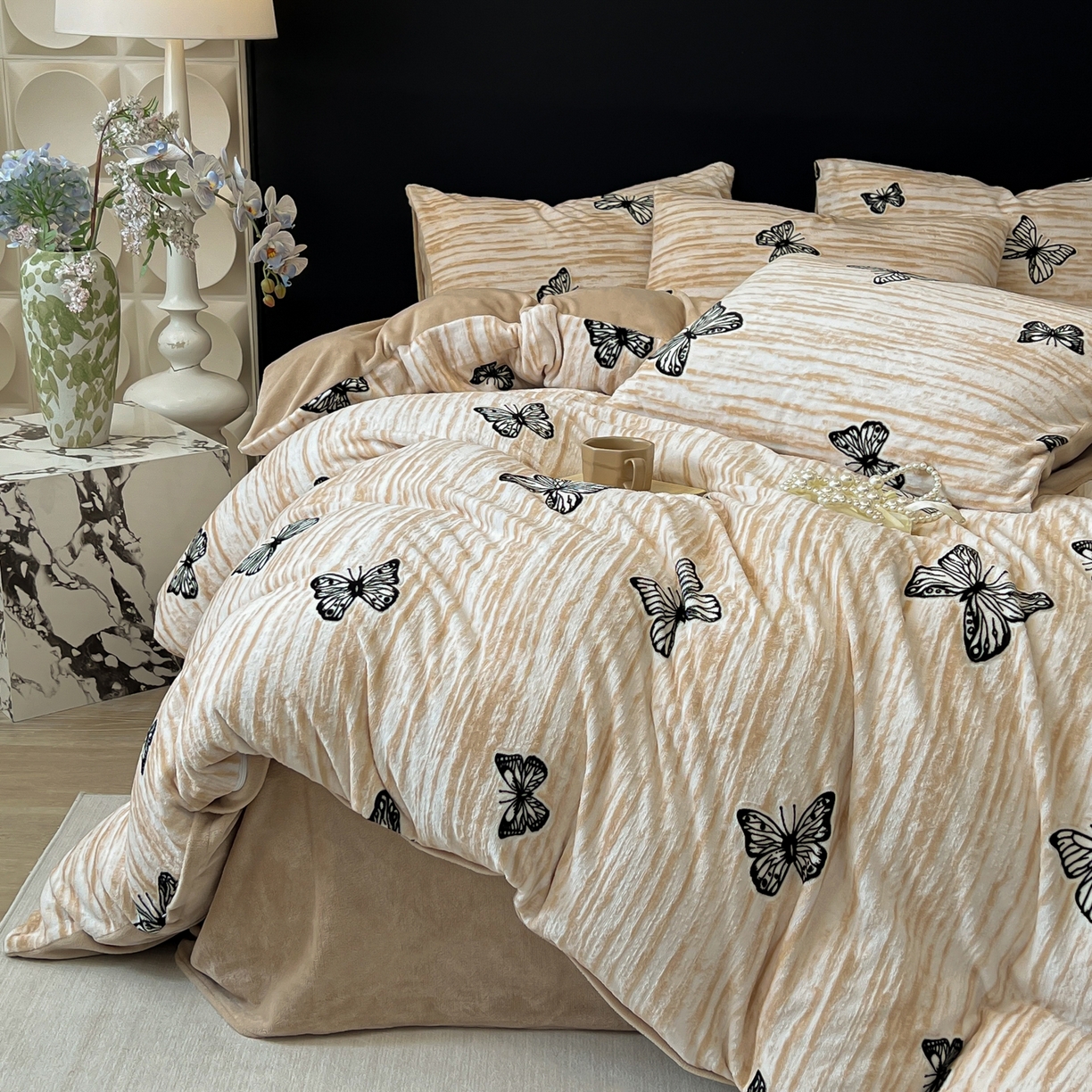 91家纺网 家纺一手货源 找家纺 二八年华 2025新款加厚兔绒四件套 蝴蝶咖