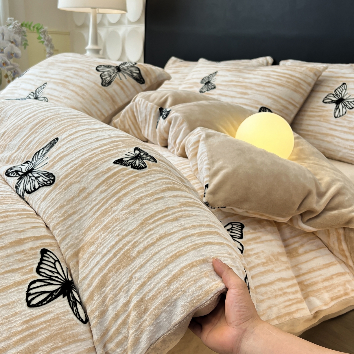 91家纺网 家纺一手货源 找家纺 二八年华 2025新款加厚兔绒四件套 蝴蝶咖