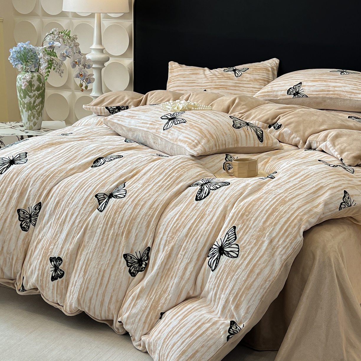 91家纺网 家纺一手货源 找家纺 二八年华 2025新款加厚兔绒四件套 蝴蝶咖