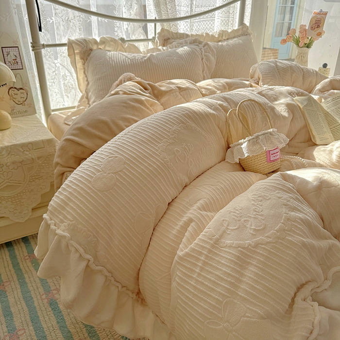 91家纺网 家纺一手货源 找家纺 捌月 2025新款奶油风法式大花边雕花牛奶绒四件套 小确幸-奶油白