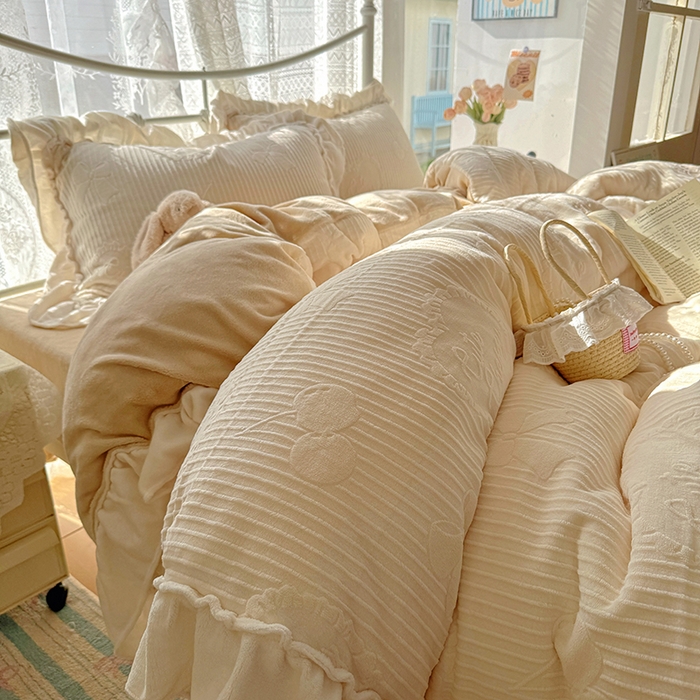 91家纺网 家纺一手货源 找家纺 捌月 2025新款奶油风法式大花边雕花牛奶绒四件套 小确幸-奶油白