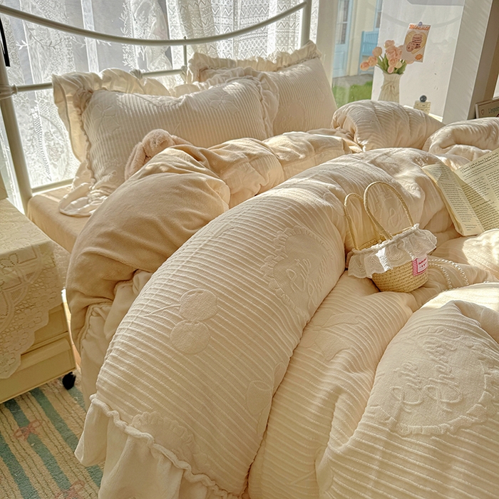 91家纺网 家纺一手货源 找家纺 捌月 2025新款奶油风法式大花边雕花牛奶绒四件套 小确幸-奶油白