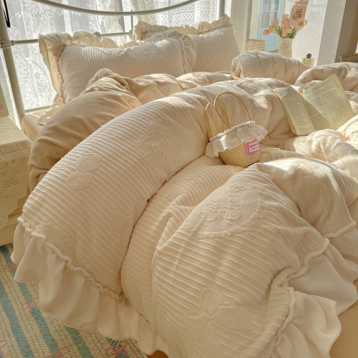 91家纺网 家纺一手货源 找家纺 捌月 2025新款奶油风法式大花边雕花牛奶绒四件套 小确幸-奶油白