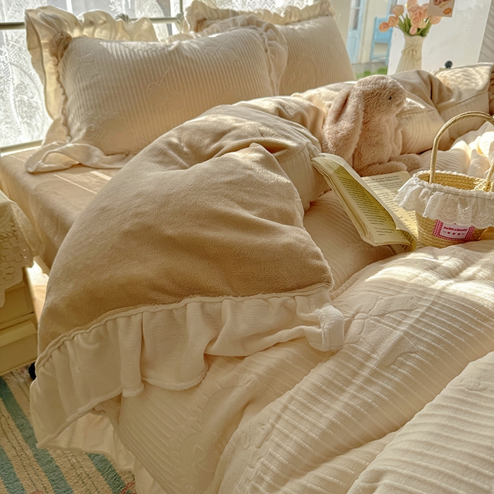 91家纺网 家纺一手货源 找家纺 捌月 2025新款奶油风法式大花边雕花牛奶绒四件套 小确幸-奶油白