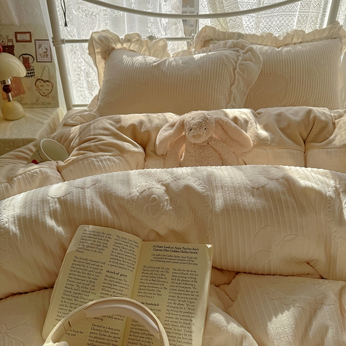 91家纺网 家纺一手货源 找家纺 捌月 2025新款奶油风法式大花边雕花牛奶绒四件套 小确幸-奶油白