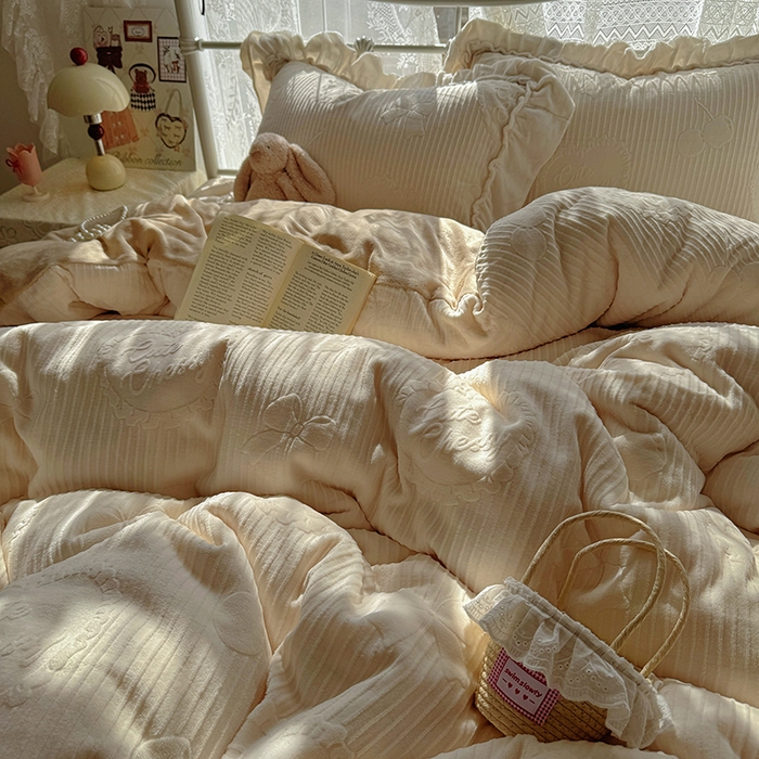 91家纺网 家纺一手货源 找家纺 捌月 2025新款奶油风法式大花边雕花牛奶绒四件套 小确幸-奶油白