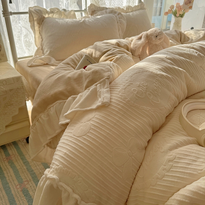 91家纺网 家纺一手货源 找家纺 捌月 2025新款奶油风法式大花边雕花牛奶绒四件套 小确幸-奶油白