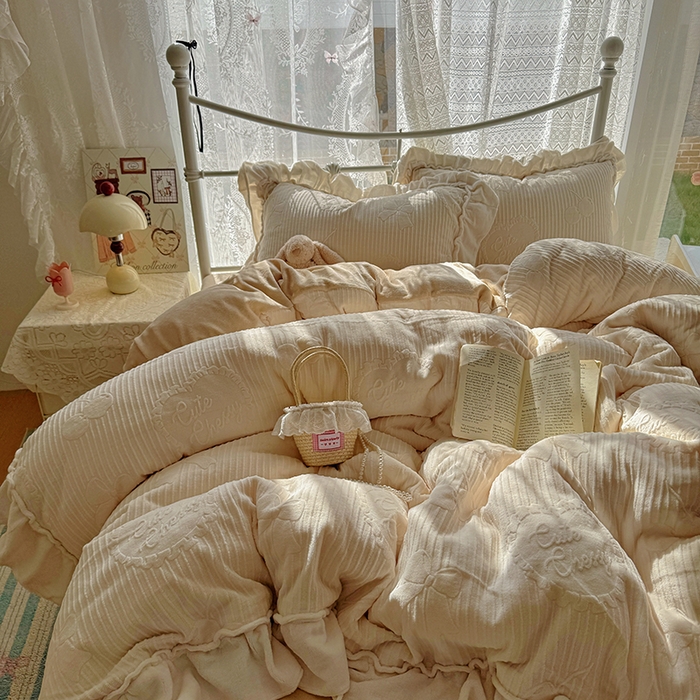 91家纺网 家纺一手货源 找家纺 捌月 2025新款奶油风法式大花边雕花牛奶绒四件套 小确幸-奶油白