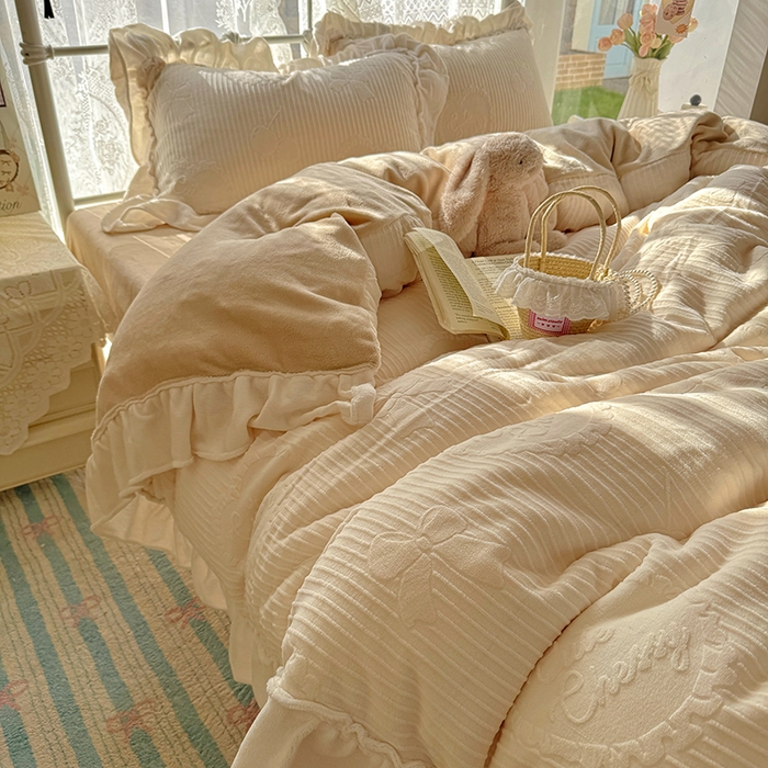 91家纺网 家纺一手货源 找家纺 捌月 2025新款奶油风法式大花边雕花牛奶绒四件套 小确幸-奶油白