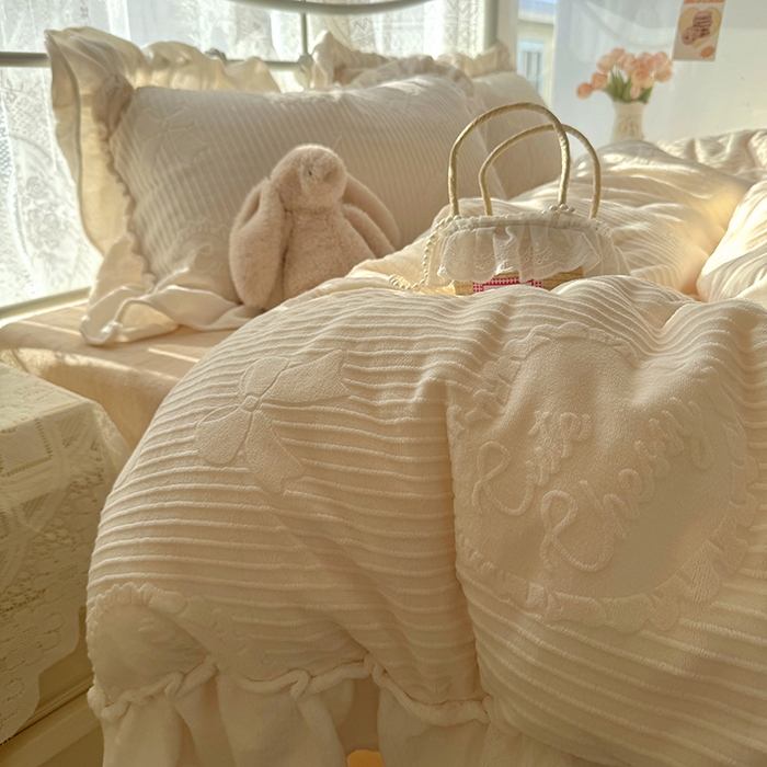 91家纺网 家纺一手货源 找家纺 捌月 2025新款奶油风法式大花边雕花牛奶绒四件套 小确幸-奶油白