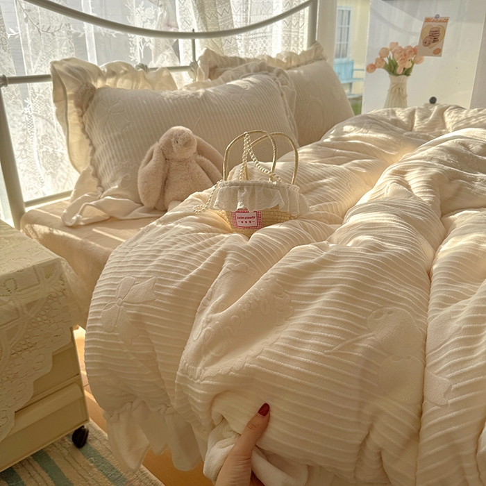 91家纺网 家纺一手货源 找家纺 捌月 2025新款奶油风法式大花边雕花牛奶绒四件套 小确幸-奶油白