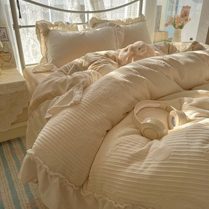 91家纺网 家纺一手货源 找家纺 捌月 2025新款奶油风法式大花边雕花牛奶绒四件套 小确幸-奶油白