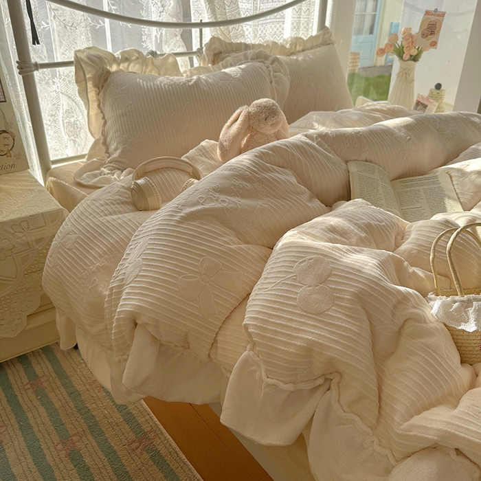 91家纺网 家纺一手货源 找家纺 捌月 2025新款奶油风法式大花边雕花牛奶绒四件套 小确幸-奶油白