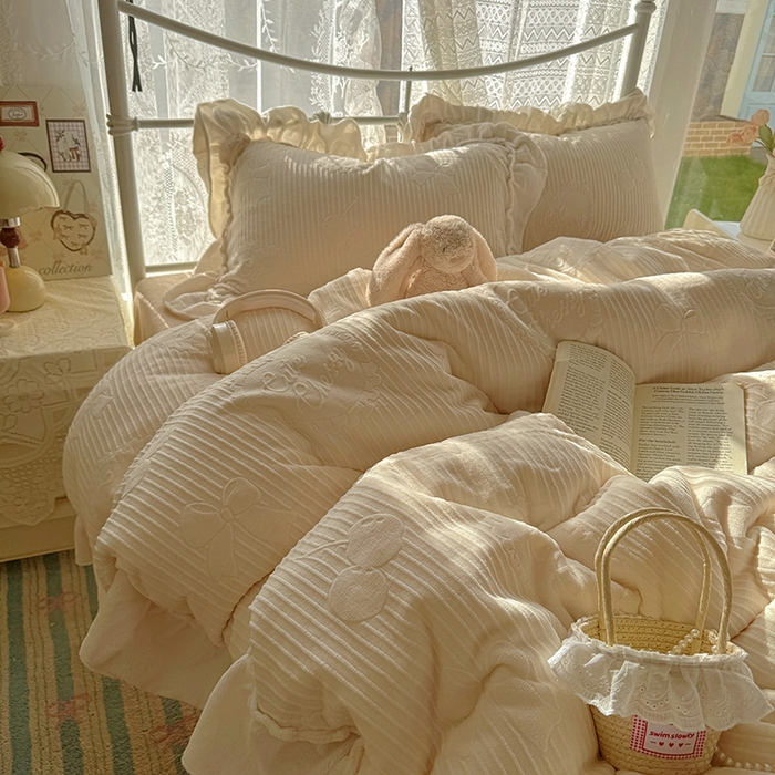 91家纺网 家纺一手货源 找家纺 捌月 2025新款奶油风法式大花边雕花牛奶绒四件套 小确幸-奶油白