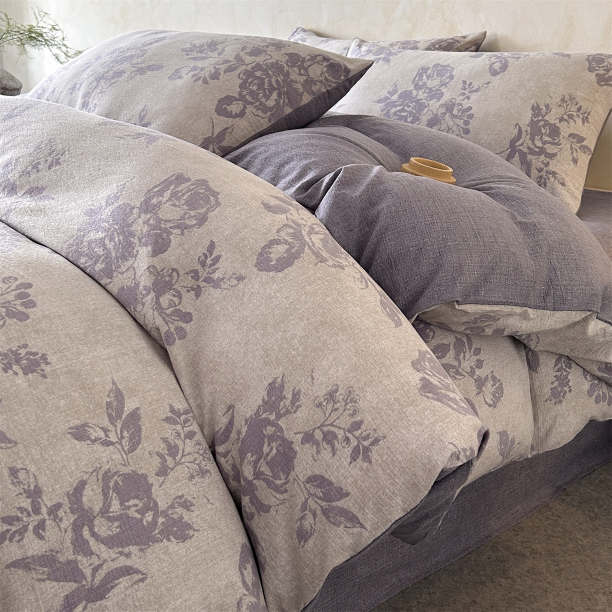 91家纺网 家纺一手货源 找家纺 如约 2025新款A类亲肤水洗原麻印花四件套 风木槿紫