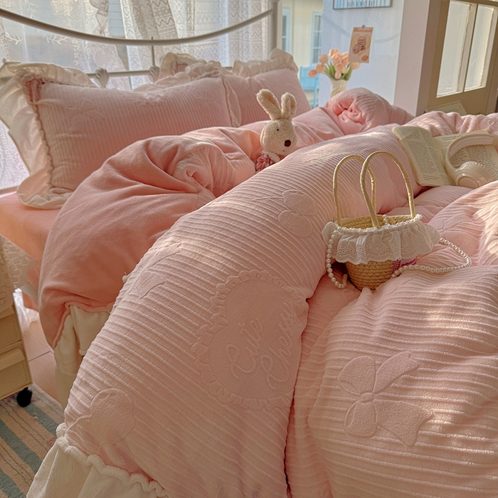 91家纺网 家纺一手货源 找家纺 捌月 2025新款奶油风法式大花边雕花牛奶绒四件套 小确幸-悠悠粉