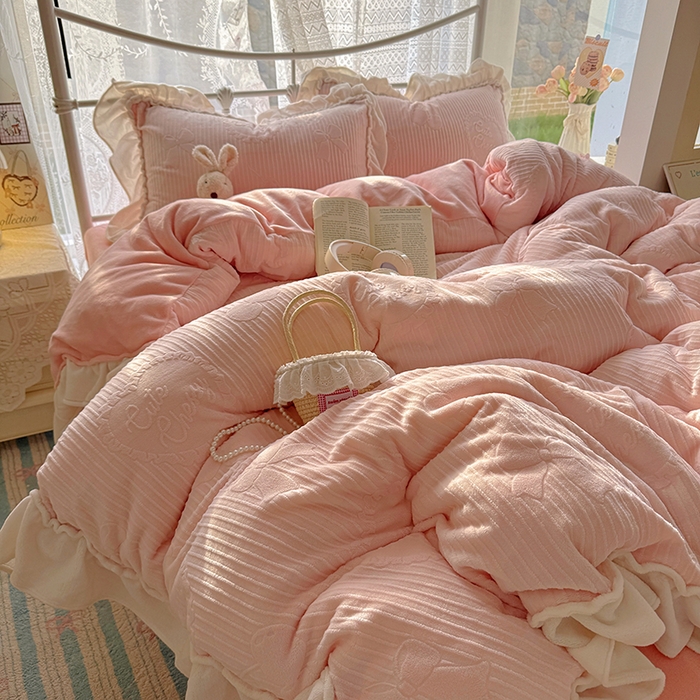 91家纺网 家纺一手货源 找家纺 捌月 2025新款奶油风法式大花边雕花牛奶绒四件套 小确幸-悠悠粉