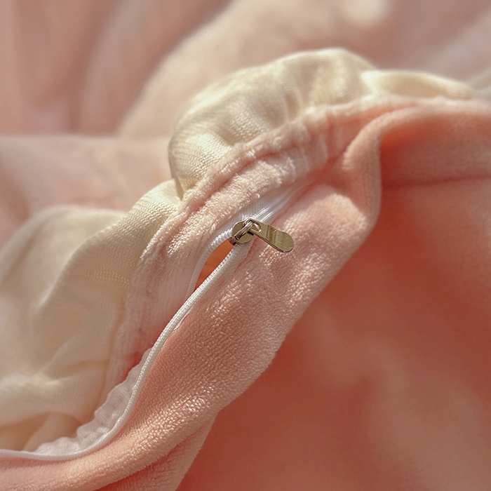 91家纺网 家纺一手货源 找家纺 捌月 2025新款奶油风法式大花边雕花牛奶绒四件套 小确幸-悠悠粉