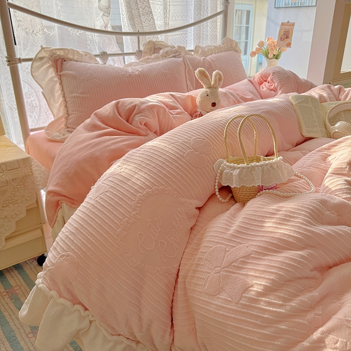 91家纺网 家纺一手货源 找家纺 捌月 2025新款奶油风法式大花边雕花牛奶绒四件套 小确幸-悠悠粉