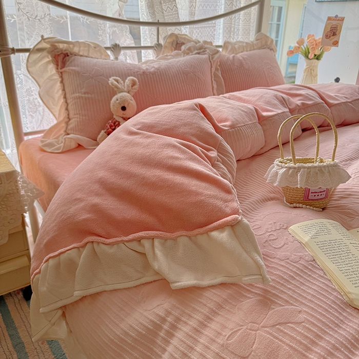 91家纺网 家纺一手货源 找家纺 捌月 2025新款奶油风法式大花边雕花牛奶绒四件套 小确幸-悠悠粉