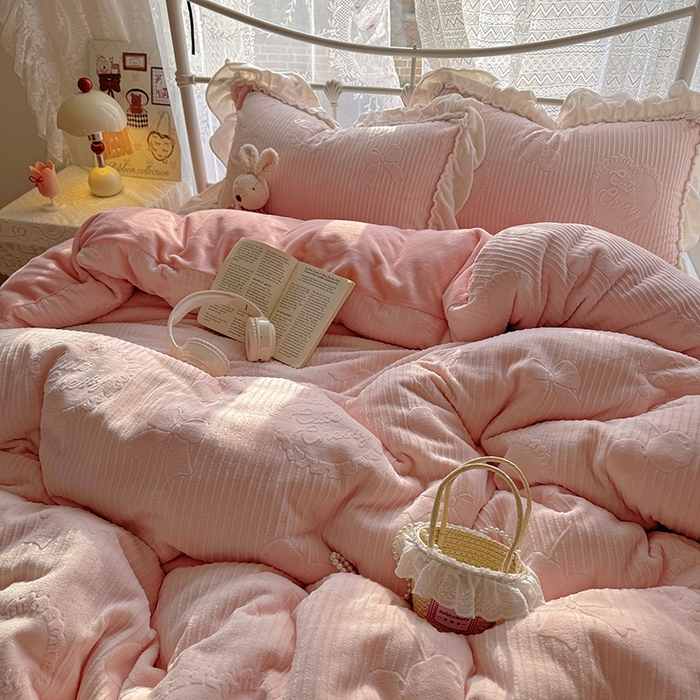 91家纺网 家纺一手货源 找家纺 捌月 2025新款奶油风法式大花边雕花牛奶绒四件套 小确幸-悠悠粉