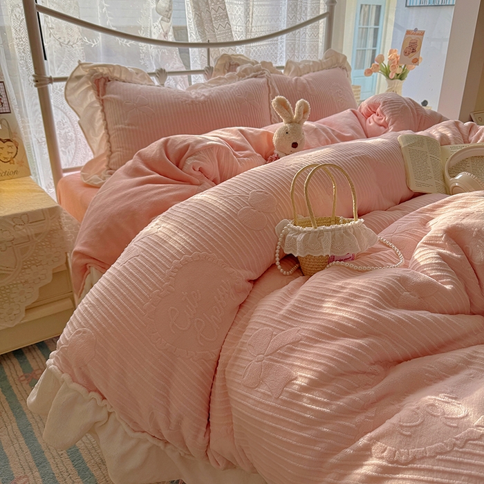 91家纺网 家纺一手货源 找家纺 捌月 2025新款奶油风法式大花边雕花牛奶绒四件套 小确幸-悠悠粉