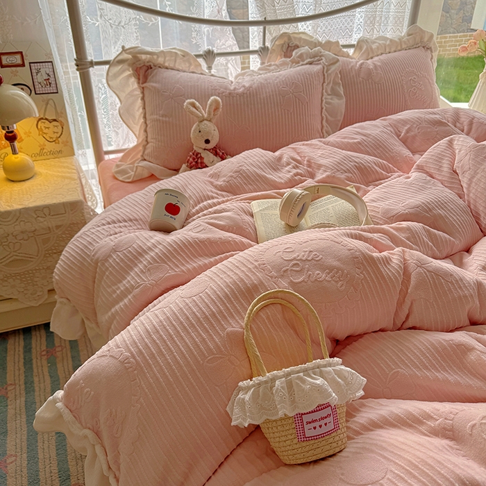 91家纺网 家纺一手货源 找家纺 捌月 2025新款奶油风法式大花边雕花牛奶绒四件套 小确幸-悠悠粉