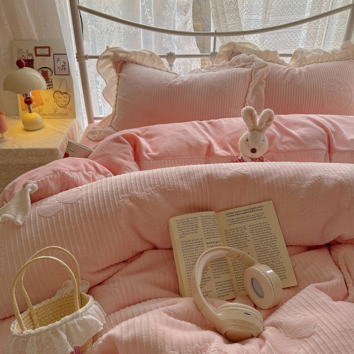 91家纺网 家纺一手货源 找家纺 捌月 2025新款奶油风法式大花边雕花牛奶绒四件套 小确幸-悠悠粉