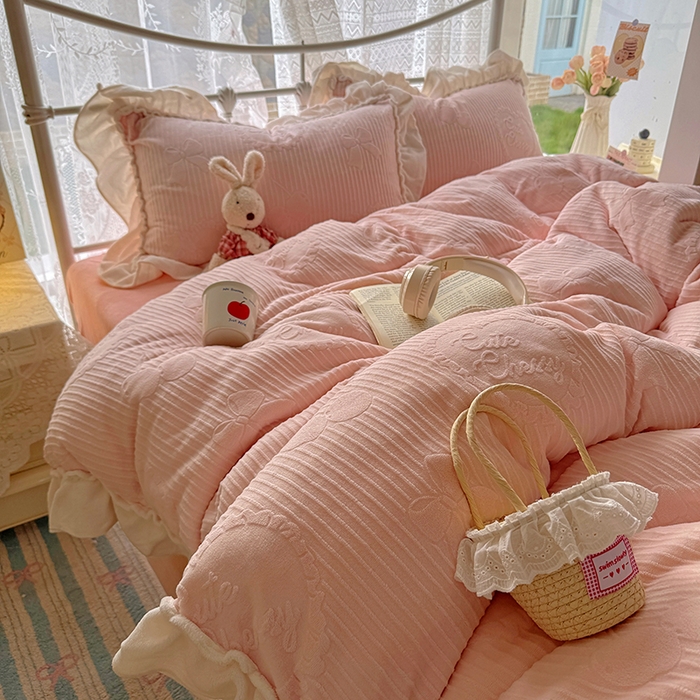 91家纺网 家纺一手货源 找家纺 捌月 2025新款奶油风法式大花边雕花牛奶绒四件套 小确幸-悠悠粉