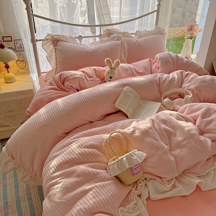 91家纺网 家纺一手货源 找家纺 捌月 2025新款奶油风法式大花边雕花牛奶绒四件套 小确幸-悠悠粉