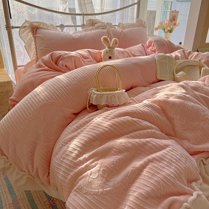 91家纺网 家纺一手货源 找家纺 捌月 2025新款奶油风法式大花边雕花牛奶绒四件套 小确幸-悠悠粉