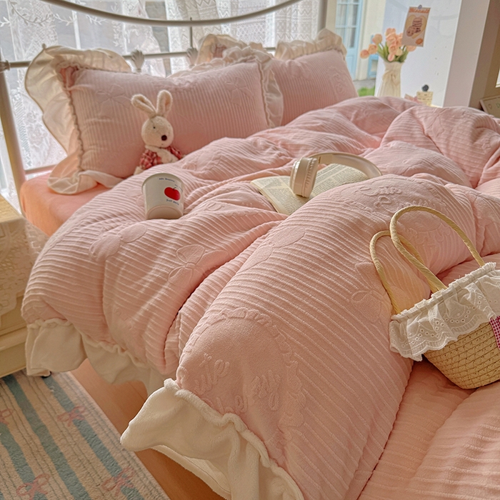 91家纺网 家纺一手货源 找家纺 捌月 2025新款奶油风法式大花边雕花牛奶绒四件套 小确幸-悠悠粉