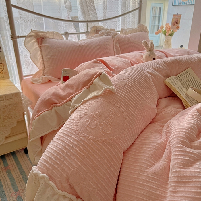 91家纺网 家纺一手货源 找家纺 捌月 2025新款奶油风法式大花边雕花牛奶绒四件套 小确幸-悠悠粉