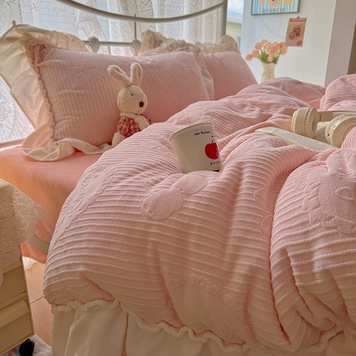 91家纺网 家纺一手货源 找家纺 捌月 2025新款奶油风法式大花边雕花牛奶绒四件套 小确幸-悠悠粉