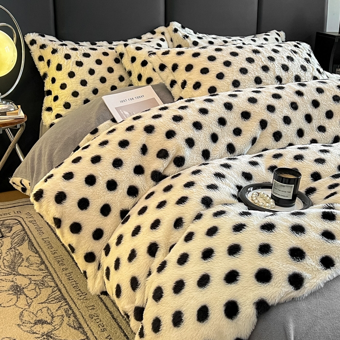 91家纺网 家纺一手货源 找家纺 典曼家纺 2025新款亲肤舒适兔毛绒四件套 波点-奶白