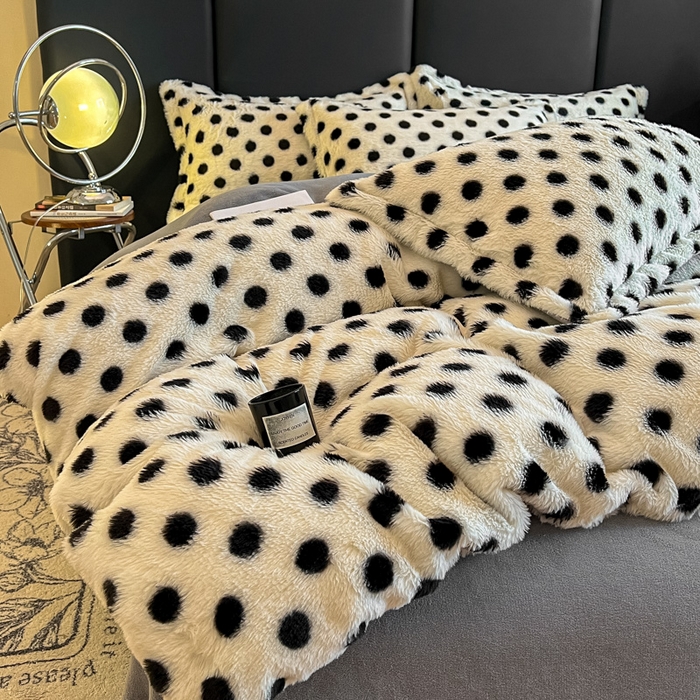 91家纺网 家纺一手货源 找家纺 典曼家纺 2025新款亲肤舒适兔毛绒四件套 波点-奶白