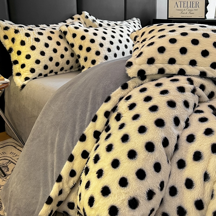 91家纺网 家纺一手货源 找家纺 典曼家纺 2025新款亲肤舒适兔毛绒四件套 波点-奶白