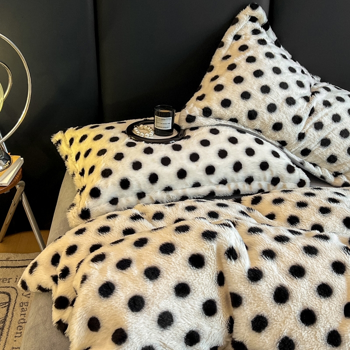 91家纺网 家纺一手货源 找家纺 典曼家纺 2025新款亲肤舒适兔毛绒四件套 波点-奶白